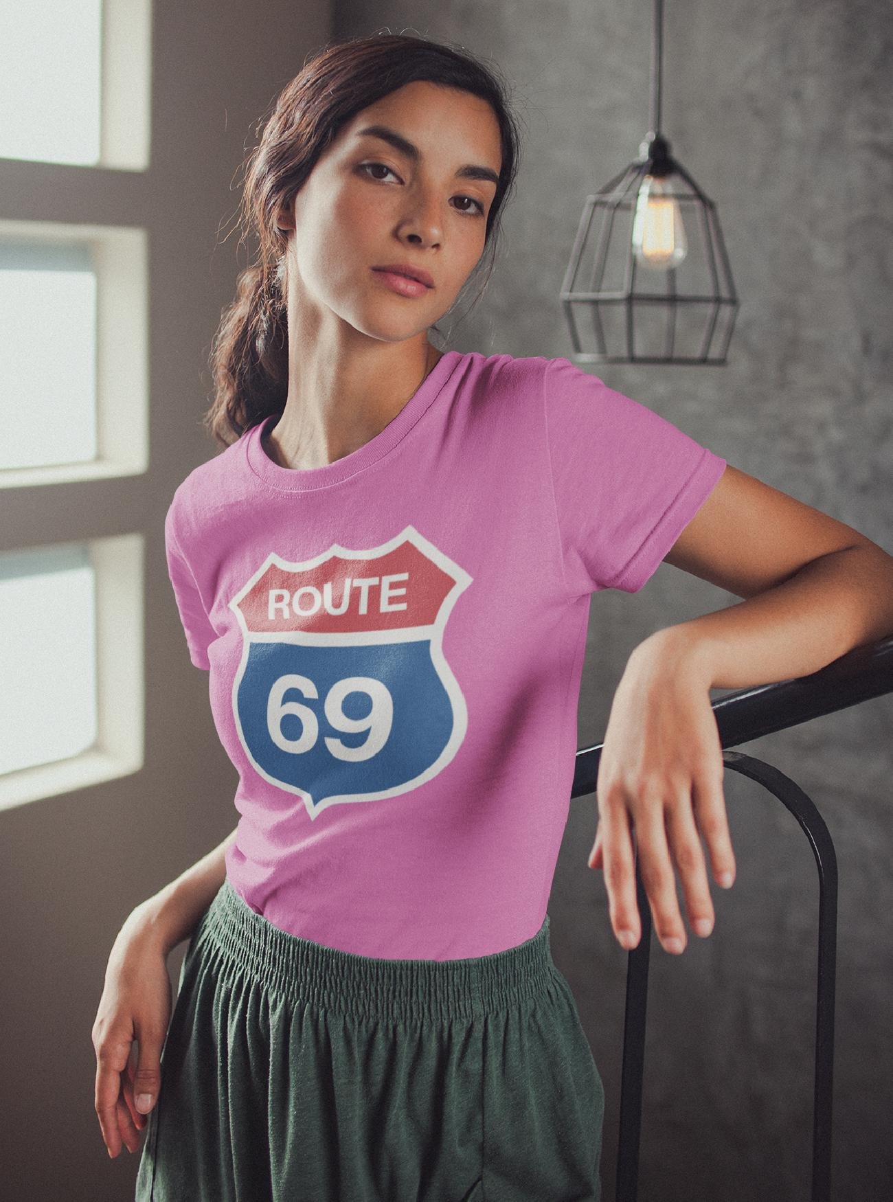 Route 69 graphic T-shirt in light pink – bold design for adventurous spirits. Perfect for rebels and thrill-seekers.